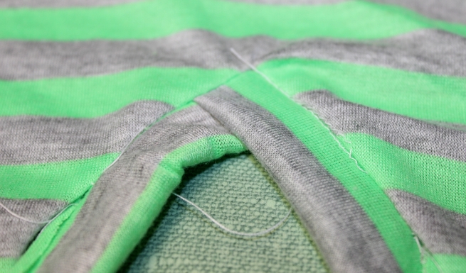 mingo & grace || DIY V Neck Tutorial